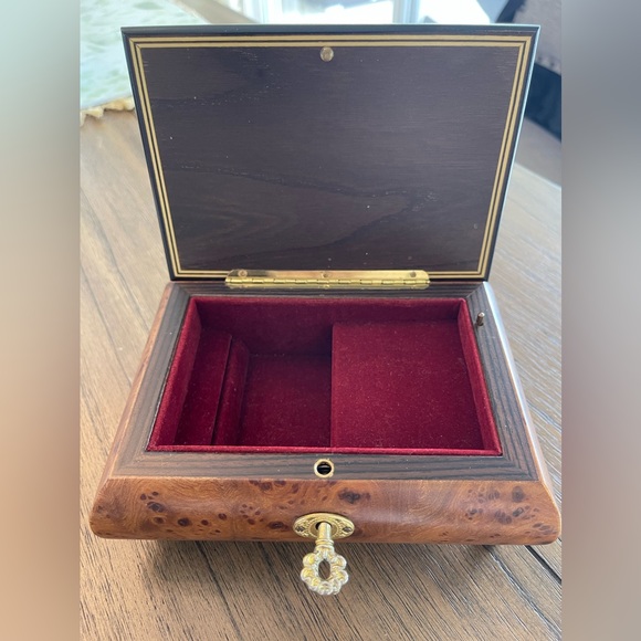 Splendid Italian Violin Inlaid Elegant Wood Music/Jewelry Box Hand Made in Italy - Picture 8 of 15